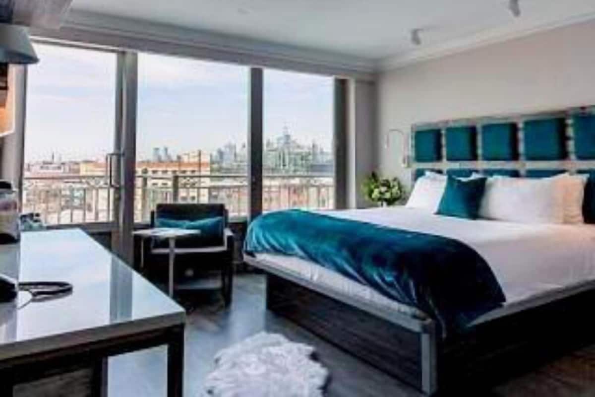 Premium bedding, in-room safe, desk, laptop workspace