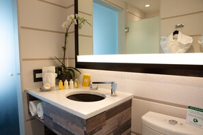 Shower, rainfall showerhead, designer toiletries, hair dryer - Hotel Le Bleu (Brooklyn)