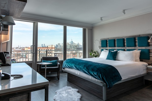 Premium bedding, in-room safe, desk, laptop workspace