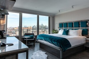 Prémium ágynemű, széf a szobában és íróasztal