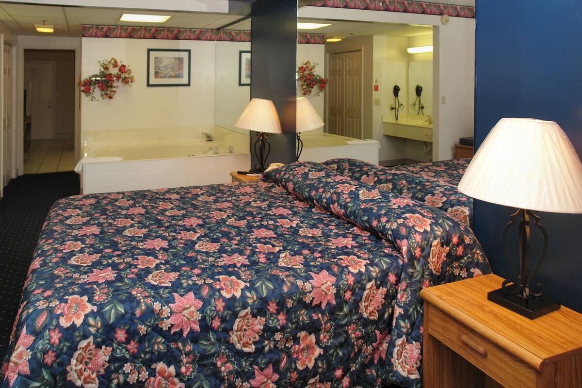 Standard Apartment, 1 Bedroom -900 Sq. Ft. | Desk, blackout drapes, iron/ironing board, WiFi