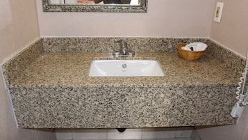 Máy sấy tóc, khăn tắm