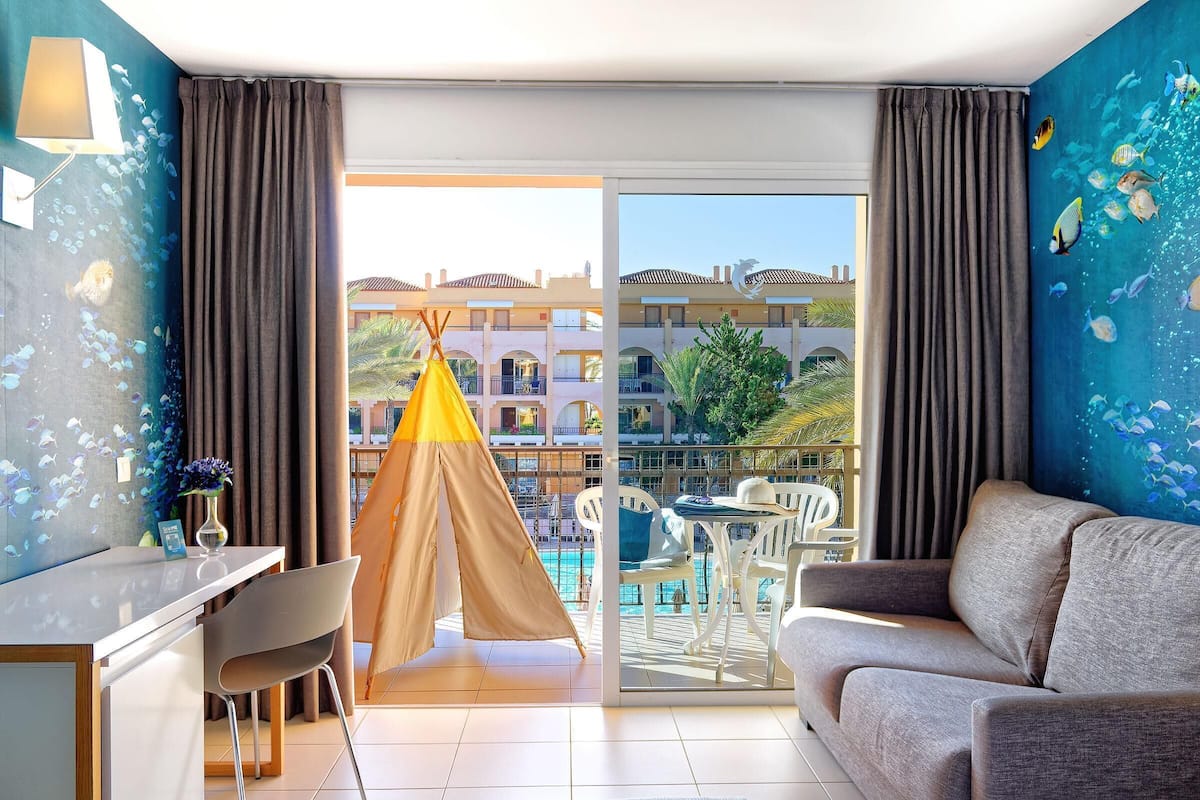 Minibar, individually decorated, individually furnished, desk