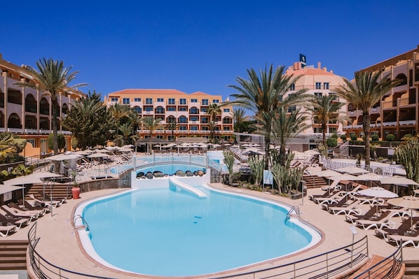 2 piscinas al aire libre, sombrillas, tumbonas