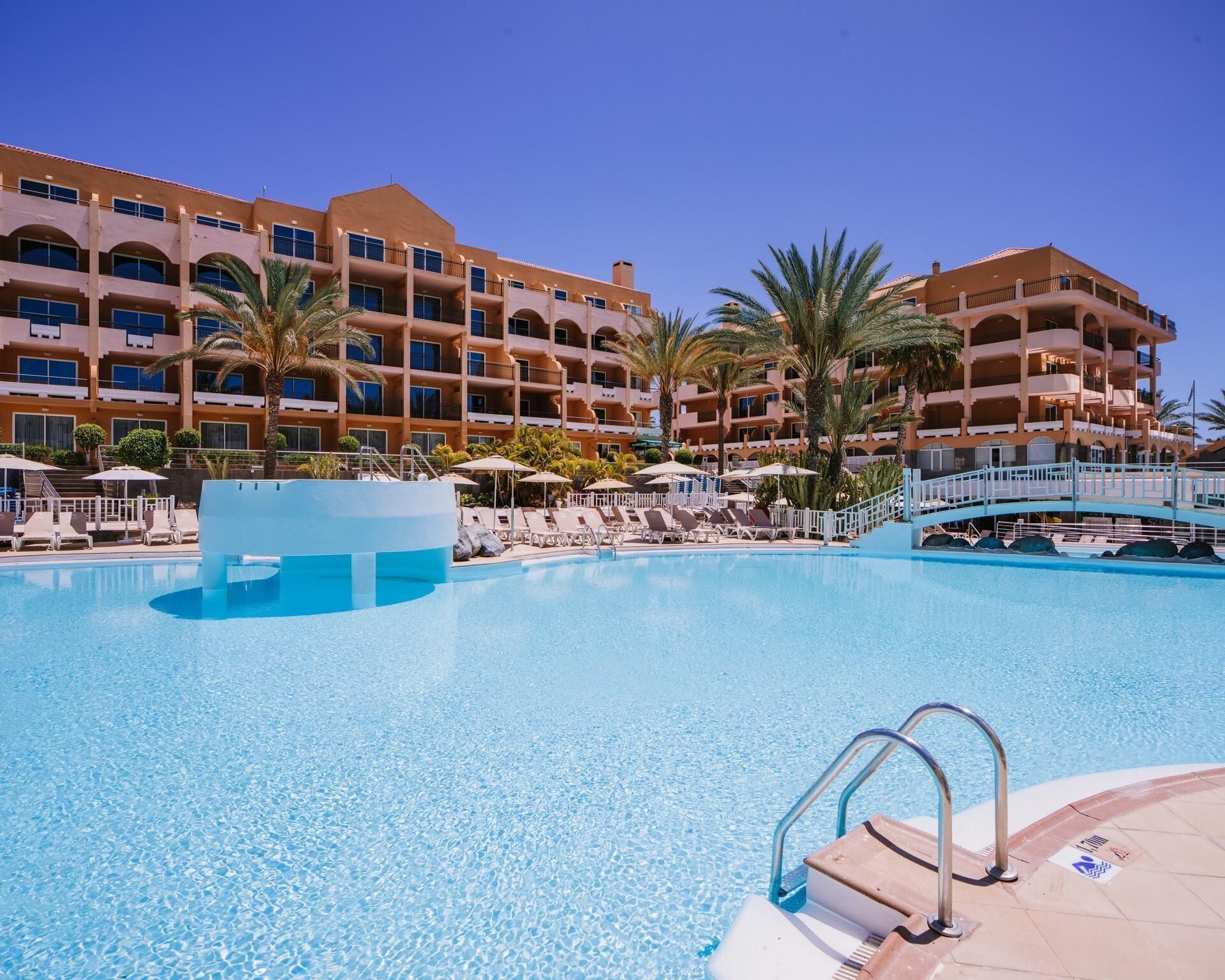 2 hồ bơi ngoài trời, dù/ô trên bãi biển/hồ bơi, ghế dài tắm nắng 