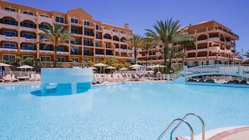 2 albercas al aire libre, sombrillas en la alberca y camastros