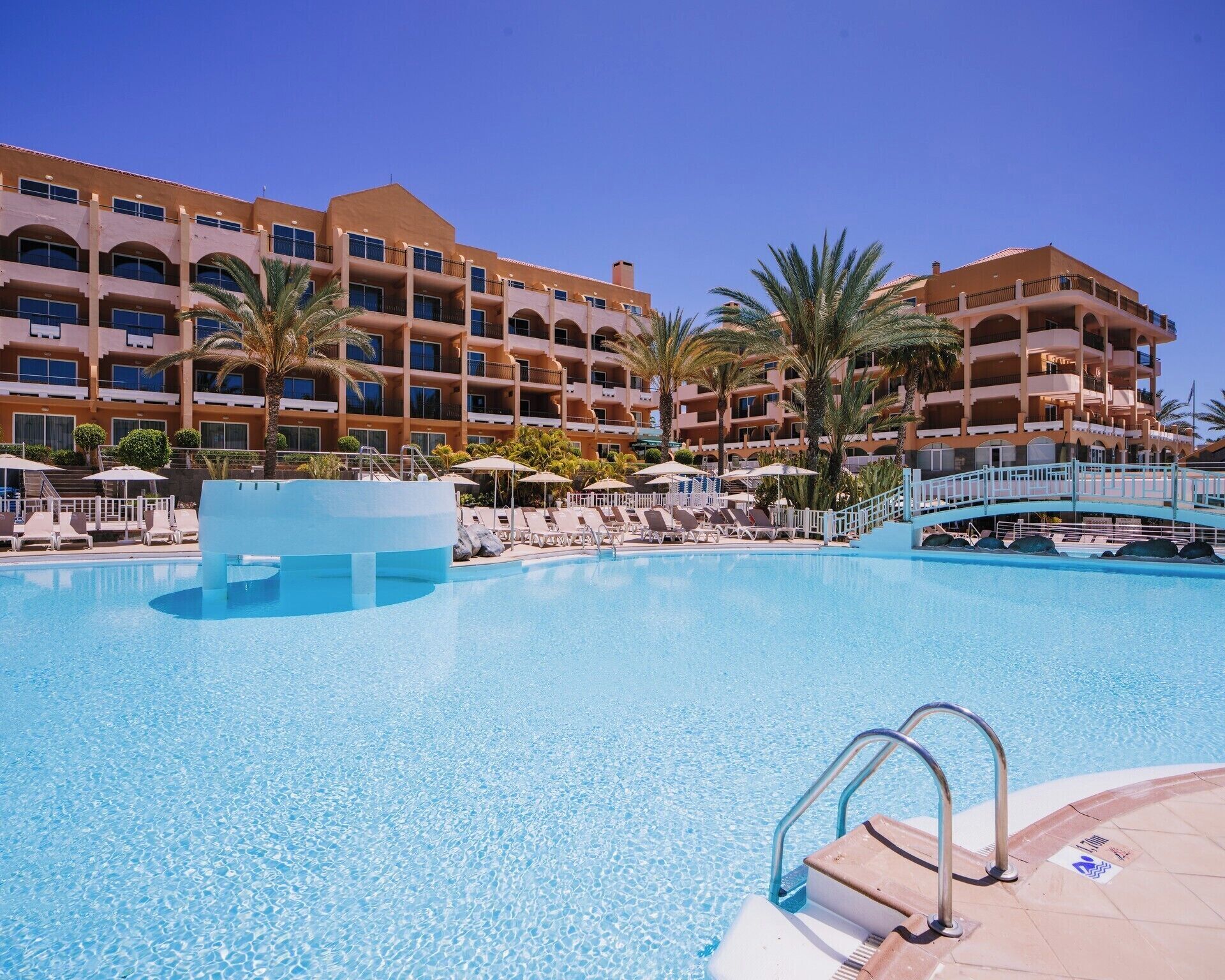 2 utendørsbassenger, bassengparasoller og solsenger