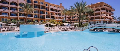 2 utendørsbassenger, bassengparasoller og solsenger