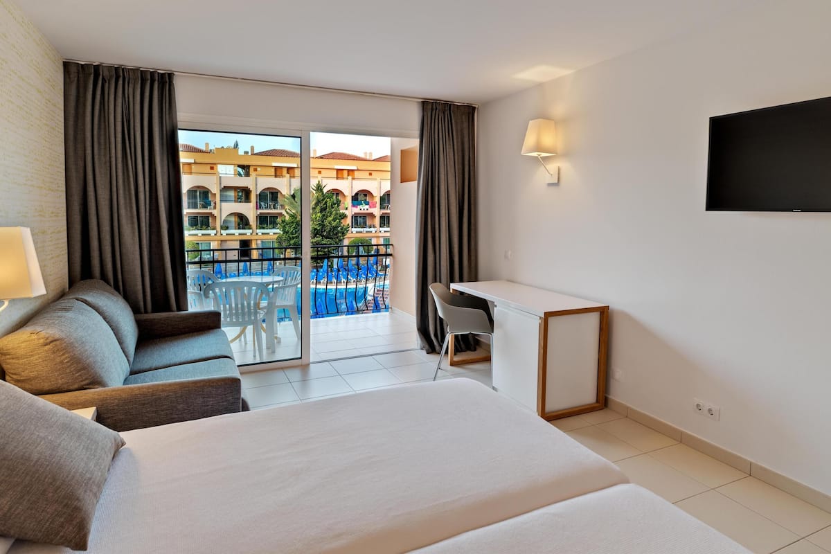 Minibar, individually decorated, individually furnished, desk