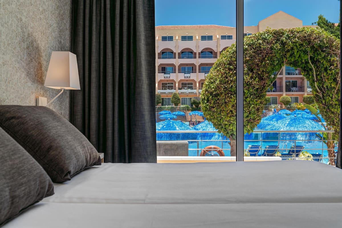 Minibar, bureau, espace de travail pour ordinateur portable