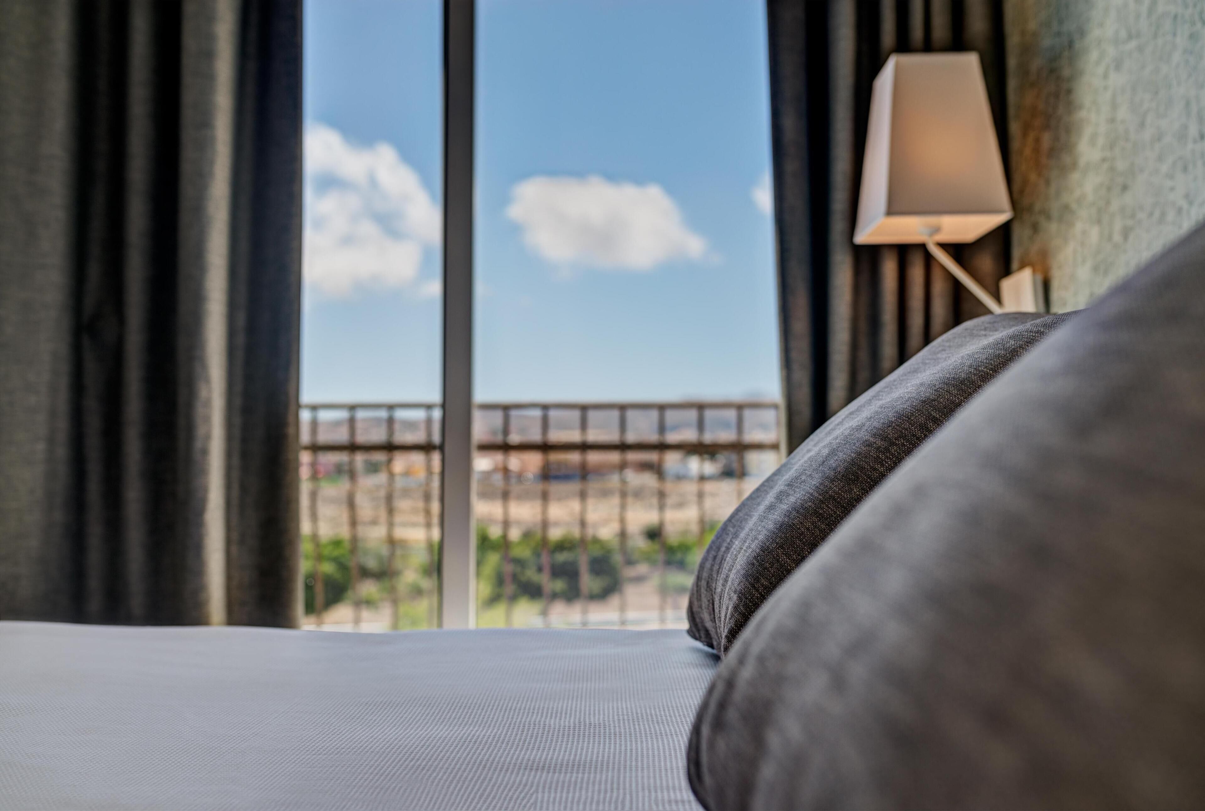 Minibar, decoración personalizada, muebles diferentes y escritorio 