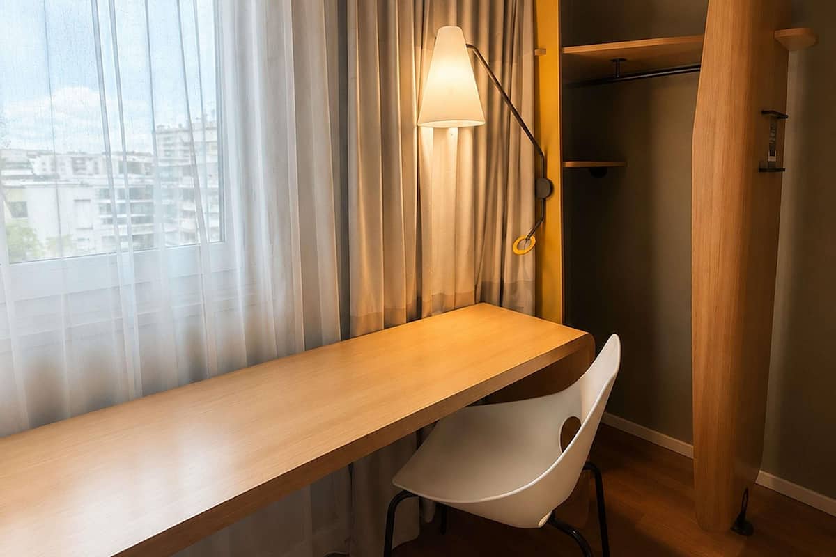 Ropa de cama de alta calidad y caja de seguridad en la habitación