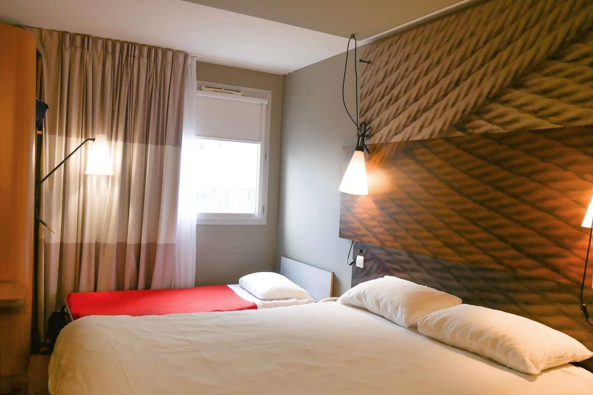 Habitación estándar, varias camas | Ropa de cama de alta calidad y caja de seguridad en la habitación