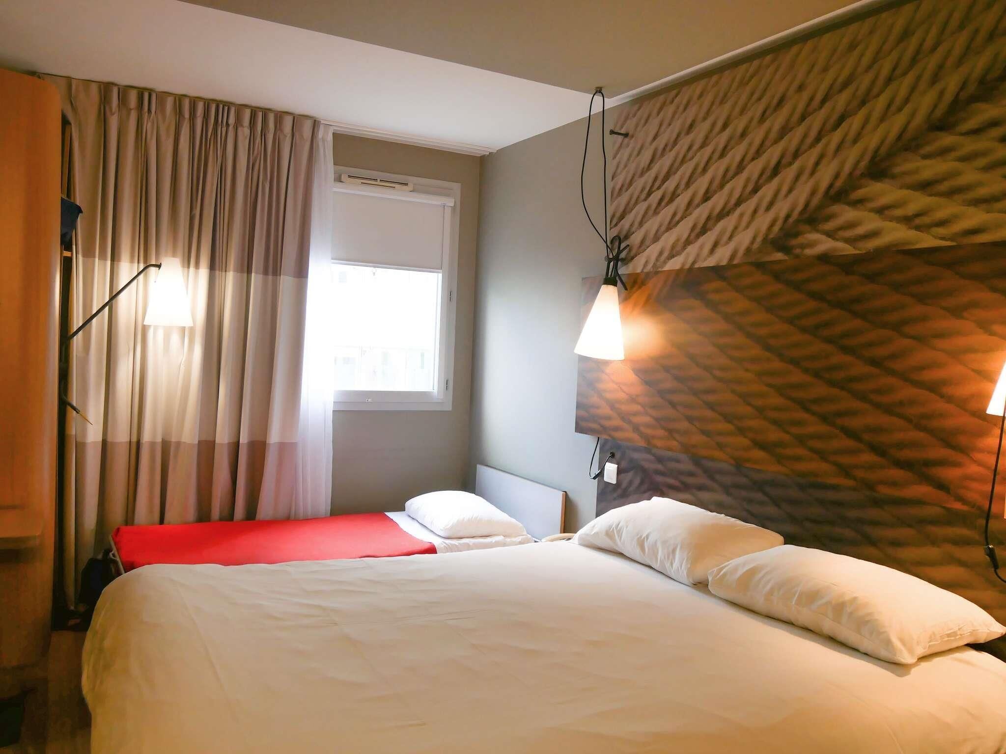 Standard Room, Multiple Beds | Premium bedding, in-room safe, individually furnished, desk