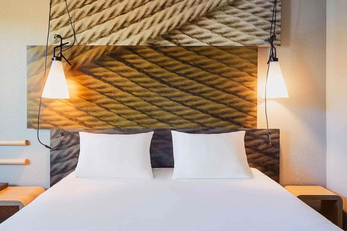 Standard Room, 1 Double Bed | Premium bedding, in-room safe, individually furnished, desk