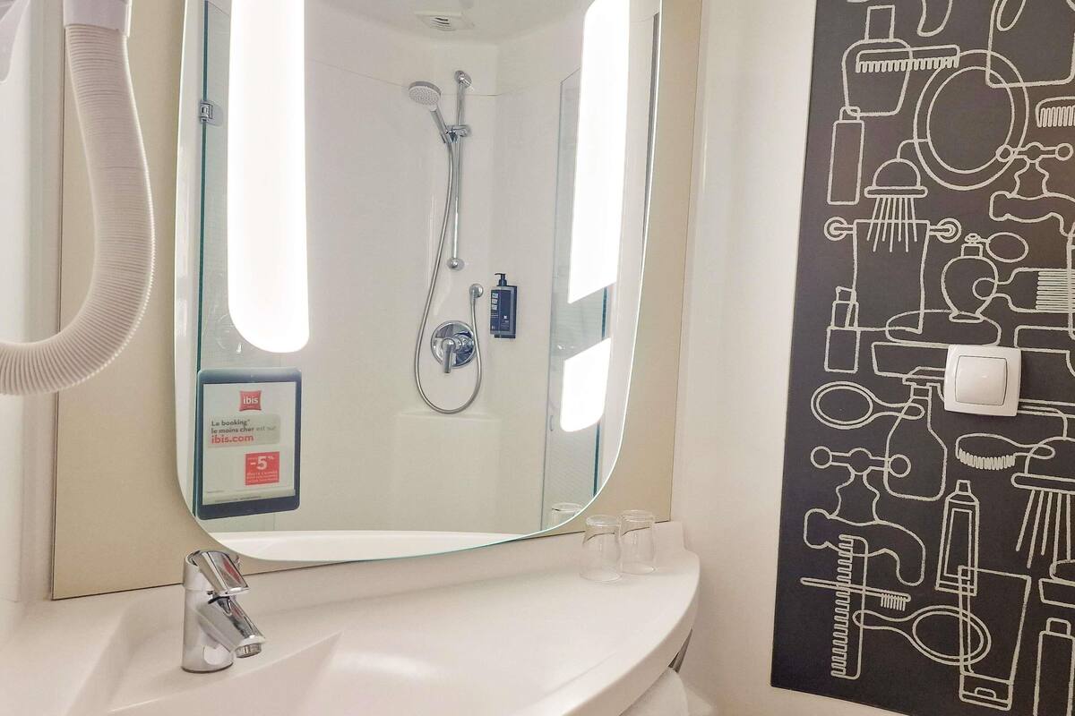 Ylelliset vuodevaatteet, tallelokero huoneessa