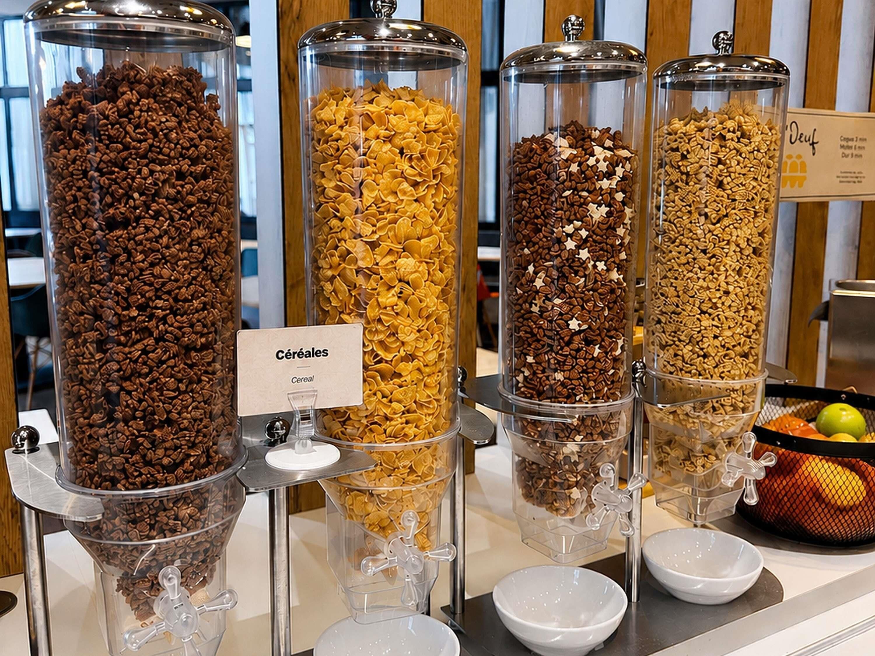 Um dispensador de cereais com vários recipientes identificados como 'Céréales' e 'Cereal'.