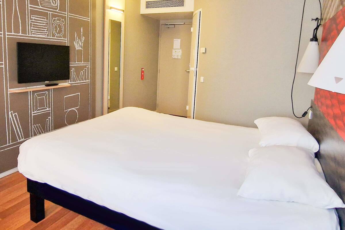 Standard-huone, 1 parisänky | Ylelliset vuodevaatteet, tallelokero huoneessa