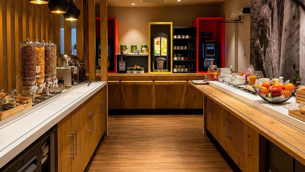 Una cocina moderna con armarios de madera, una isla central y una barra desayunadora.