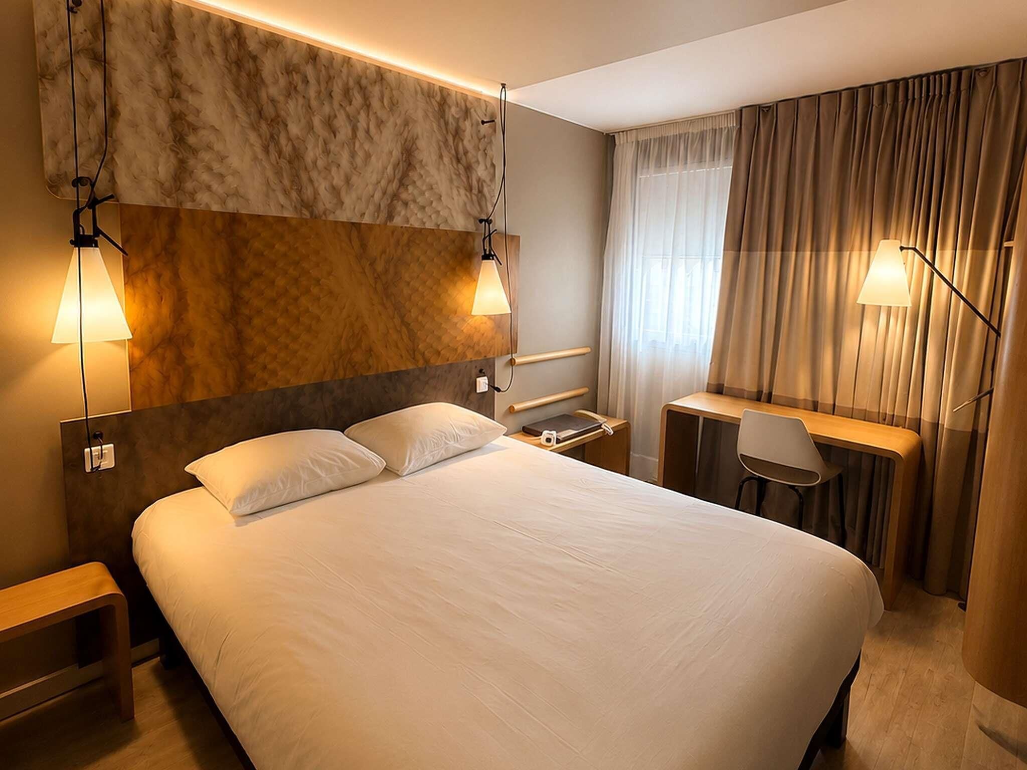 Habitación estándar, 1 cama doble | Ropa de cama de alta calidad, caja fuerte, mobiliario individual