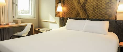 Standard Room, 1 Double Bed | Premium bedding, in-room safe, individually furnished, desk