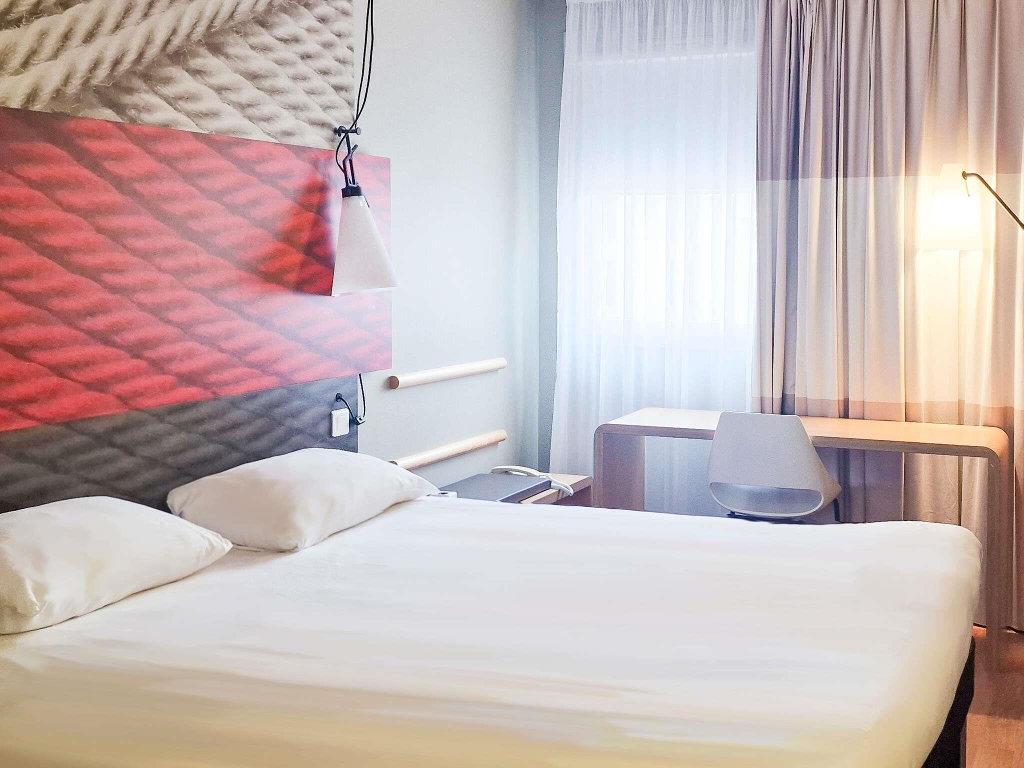 Standard Room, 1 Double Bed | Premium bedding, in-room safe, individually furnished, desk