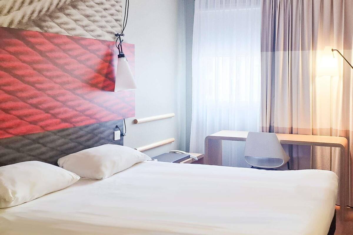 Habitación estándar, 1 cama matrimonial | Ropa de cama de alta calidad y caja de seguridad en la habitación