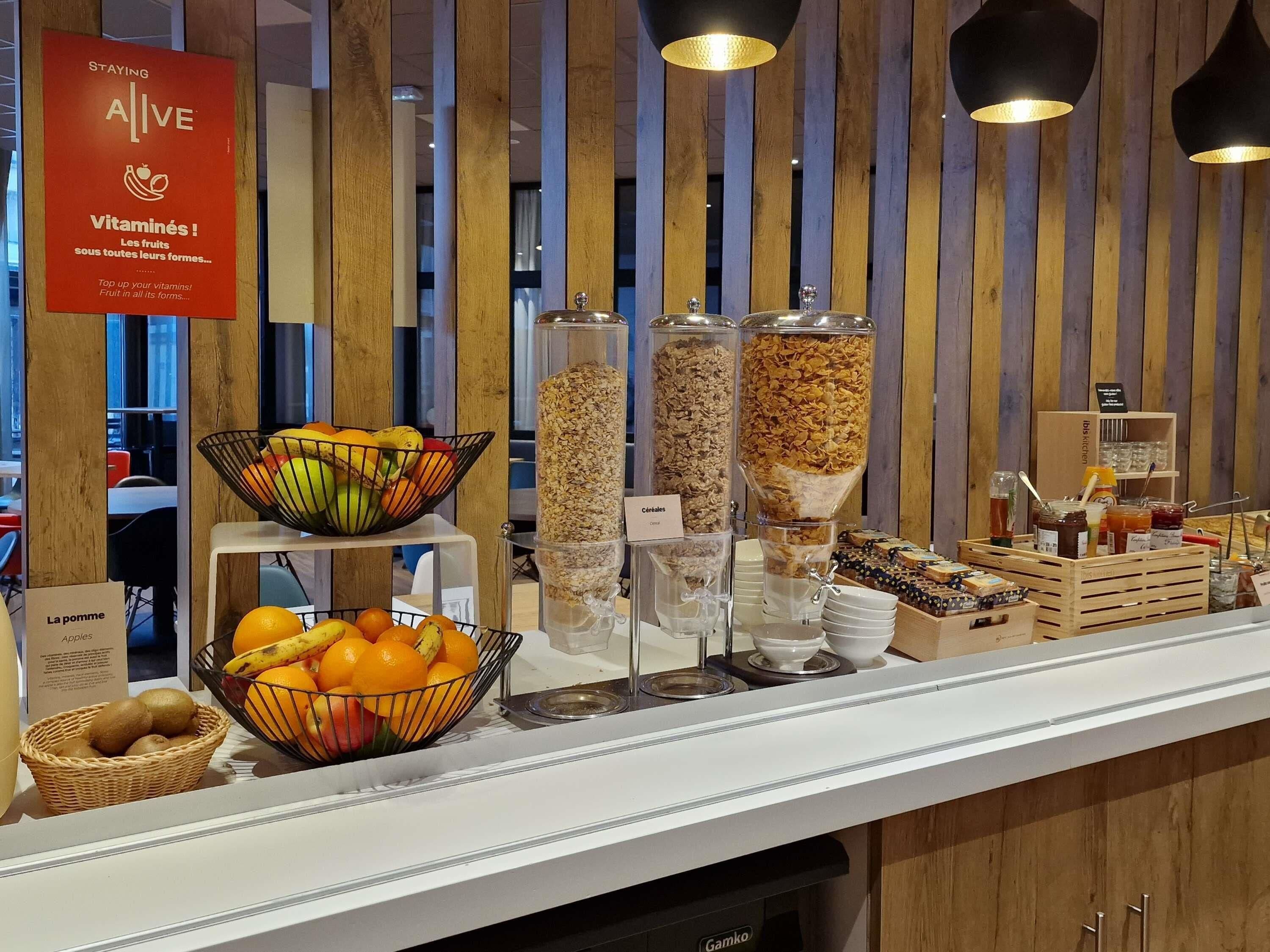 Petit déjeuner buffet (12.90 EUR par personne)