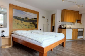 Estudio clásico, balcón (2 beds) | Ropa de cama hipoalergénica y camas con pillow-top 