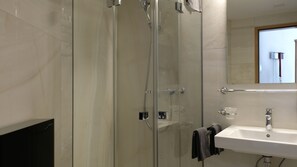 Classic Studio, Balcony (2 beds) | Bathroom | Hair dryer, towels - Artist Apartments & Hotel Garni (Zermatt)