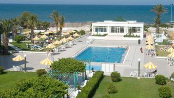 Alberca al aire libre y camastros