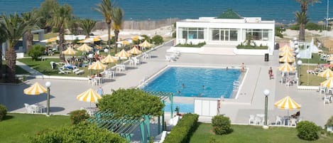 Piscine extérieure, chaises longues