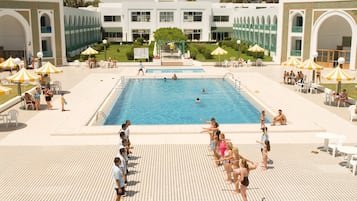 Piscina externa, espreguiçadeiras