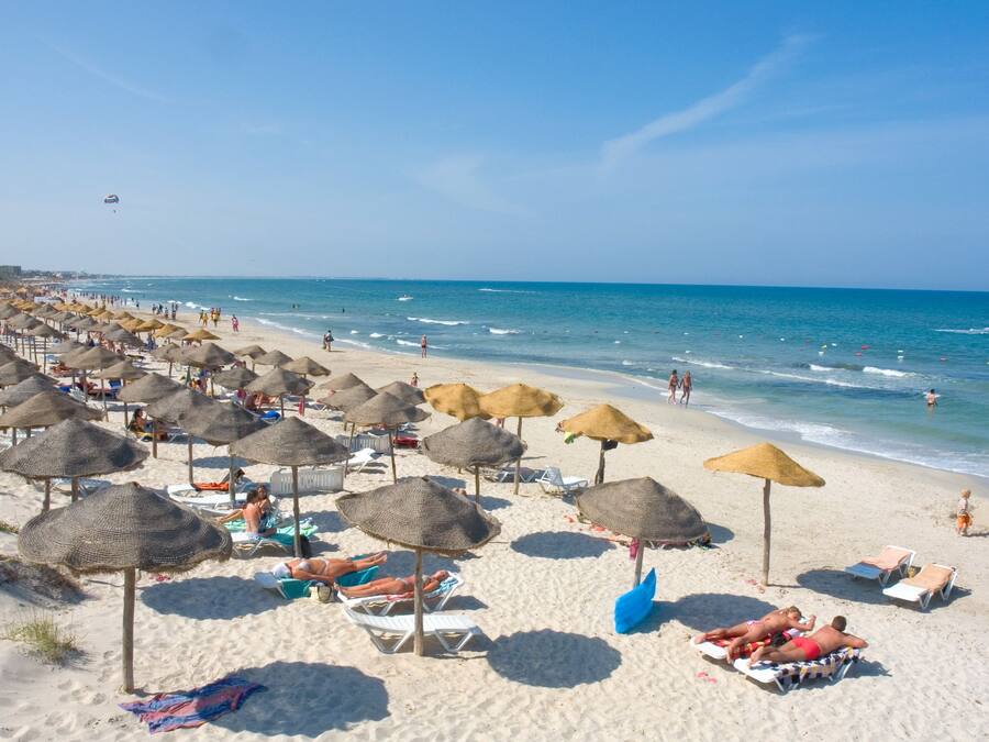 Playa privada, arena blanca, sillas reclinables de playa, sombrillas