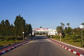 A road leading to a building with a sign reading "EL MOURADI". - El Mouradi Cap Mahdia (Mahdia)