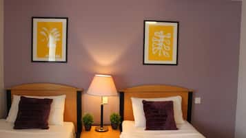 Een bureau, verduisterende gordijnen, een strijkplank/strijkijzer