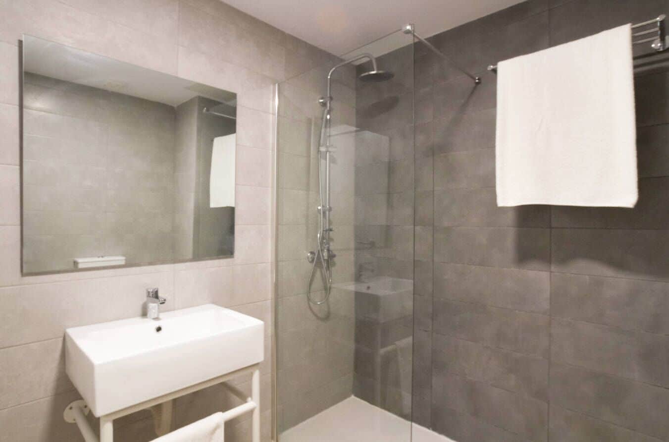 Salle de bain | Douche, serviettes fournies
