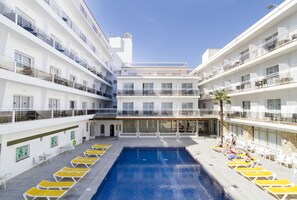 A hotel with a central swimming pool, multiple balconies, and outdoor seating areas. - Ibersol Hotel Sorra d'Or (Malgrat de Mar)