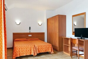 In-room safe, desk, WiFi - Santa Susanna Resort Affiliated by FERGUS (Santa Susanna)