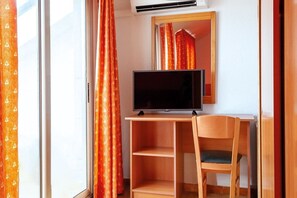 In-room safe, desk, WiFi - Santa Susanna Resort Affiliated by FERGUS (Santa Susanna)