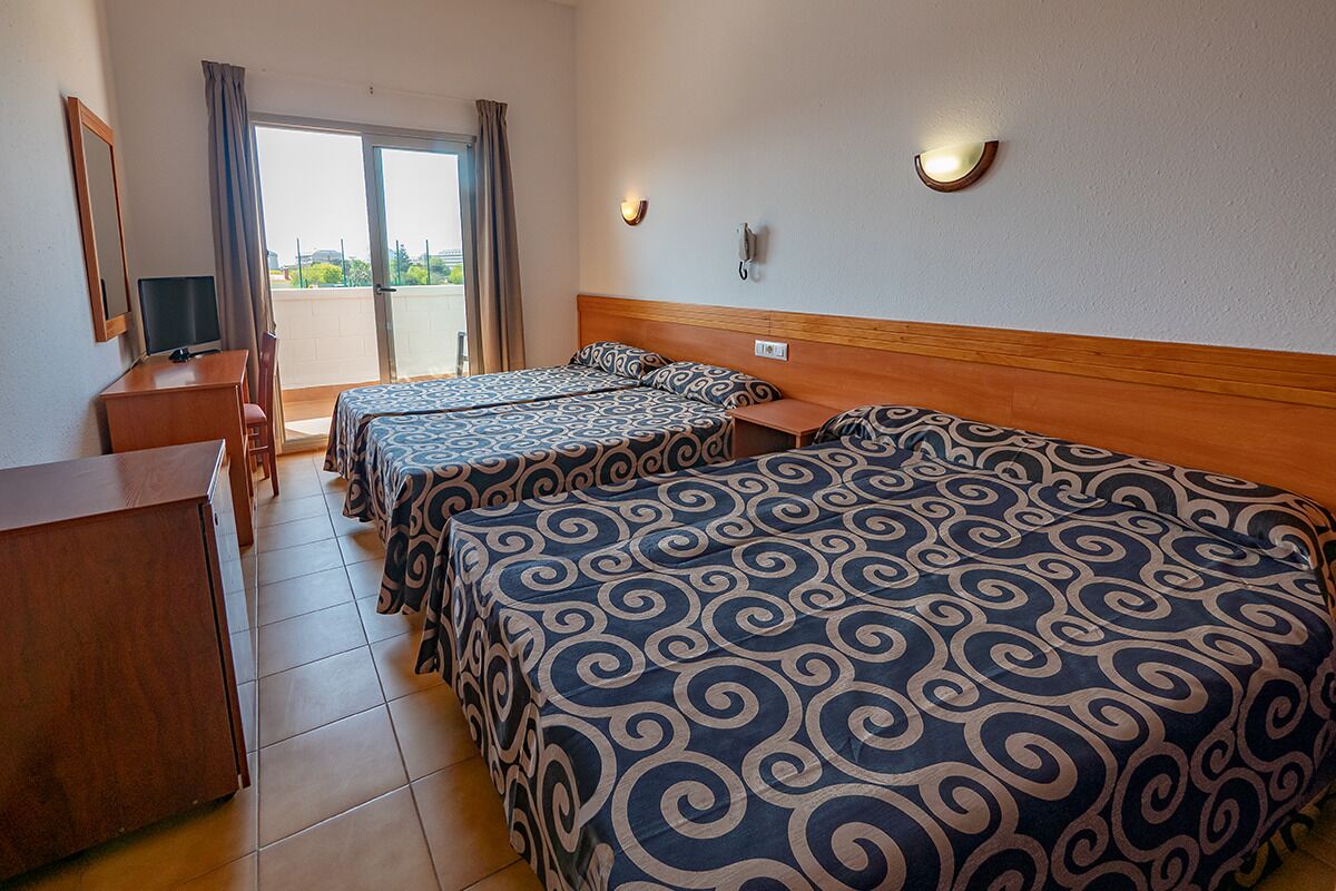 In-room safe, desk, WiFi