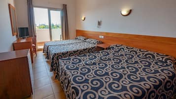 VÀrdeförvaringsskÄp pÄ rummet, skrivbord och wi-fi