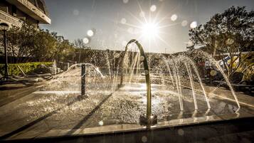 Piscine extérieure (ouverte en saison), parasols de plage
