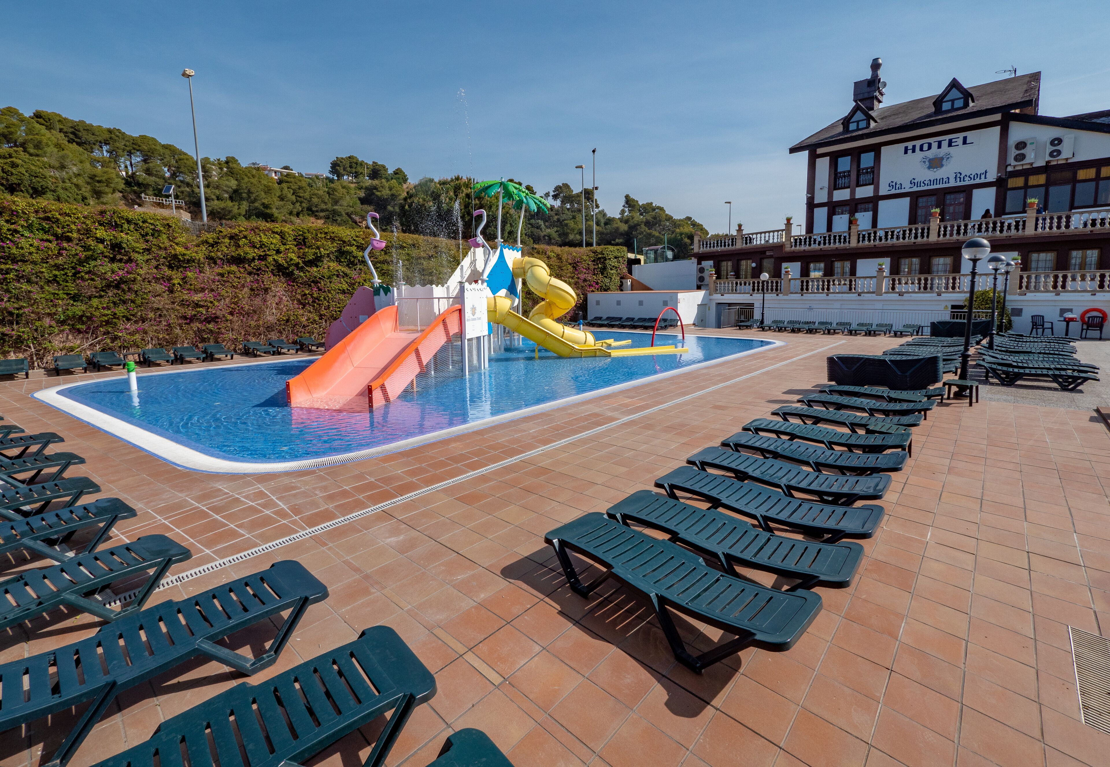 Een seizoensgebonden buitenzwembad, parasols voor strand/zwembad