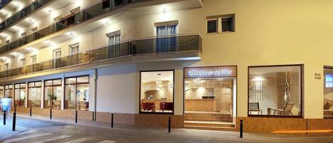 Un hôtel doté de nombreux balcons, un restaurant appelé « Lior de Mar » et une enseigne arborant le logo « ten ».