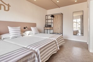 Espacio para trabajar con laptop, cortinas blackout y cunas gratuitas 