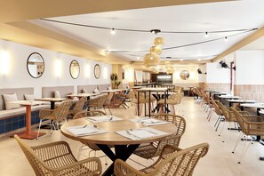 Breakfast and brunch served, international cuisine