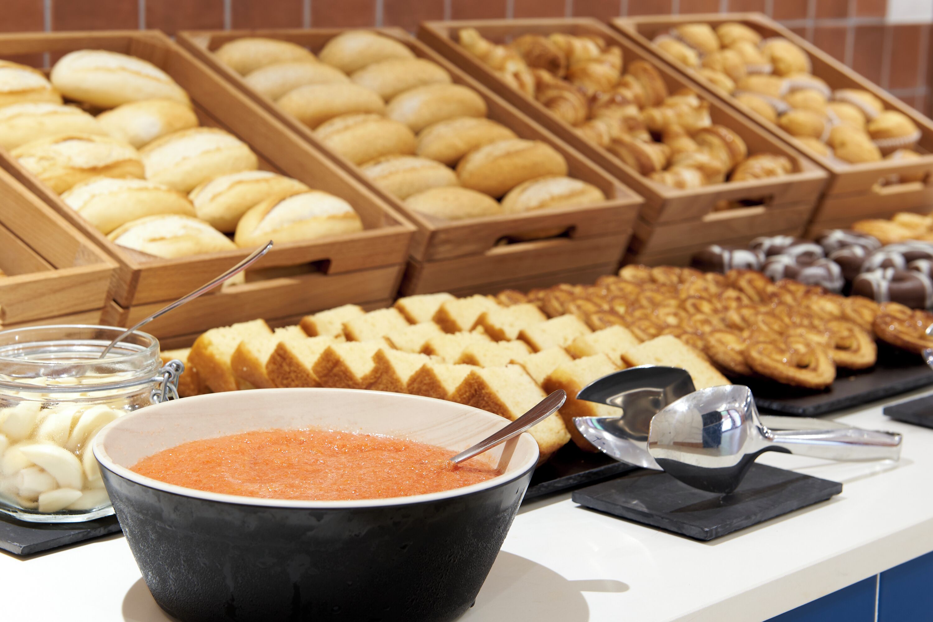 Ein Buffet mit verschiedenen Backwaren und einer Suppenschüssel.