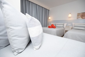 Familiekamer (5 adults) | 1 slaapkamer, een kluis op de kamer, een bureau