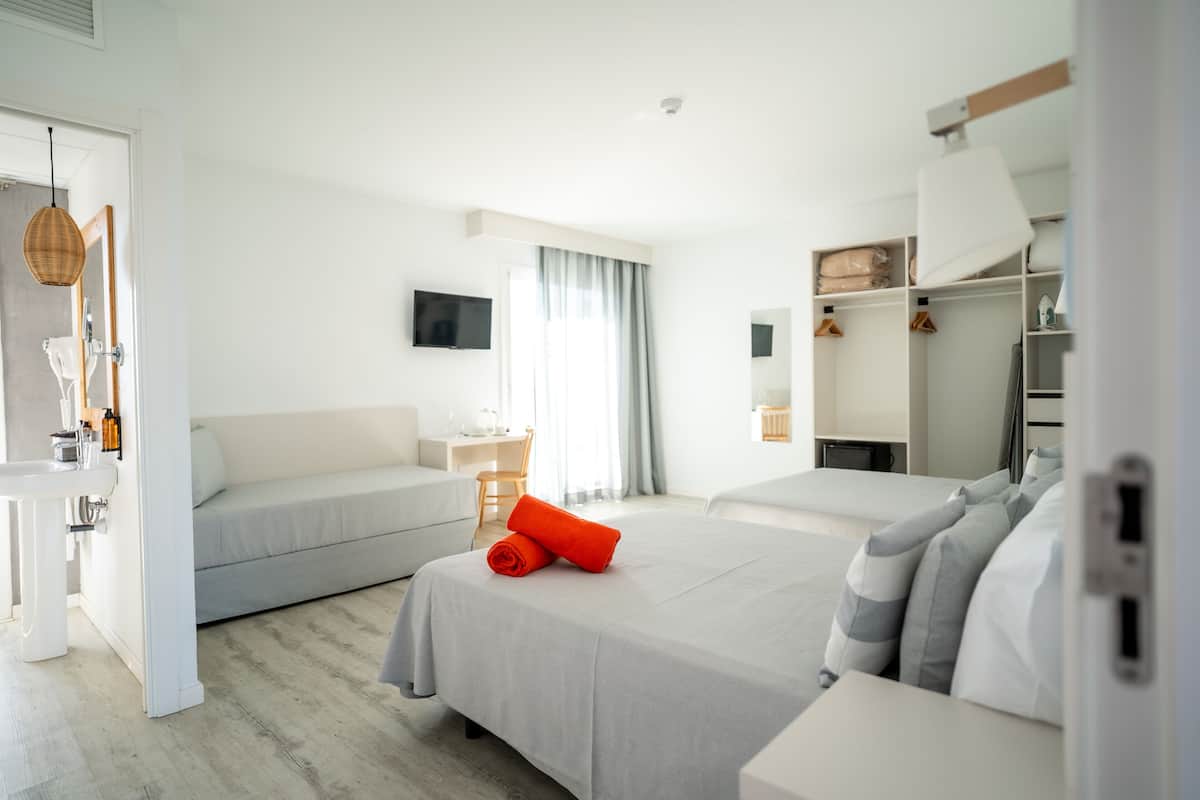 1 bedroom, in-room safe, desk, iron/ironing board